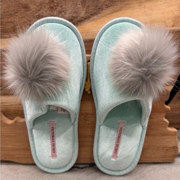 Victoria's Secret Slippers w/Cosmetic Bag - Picture 8 of 16